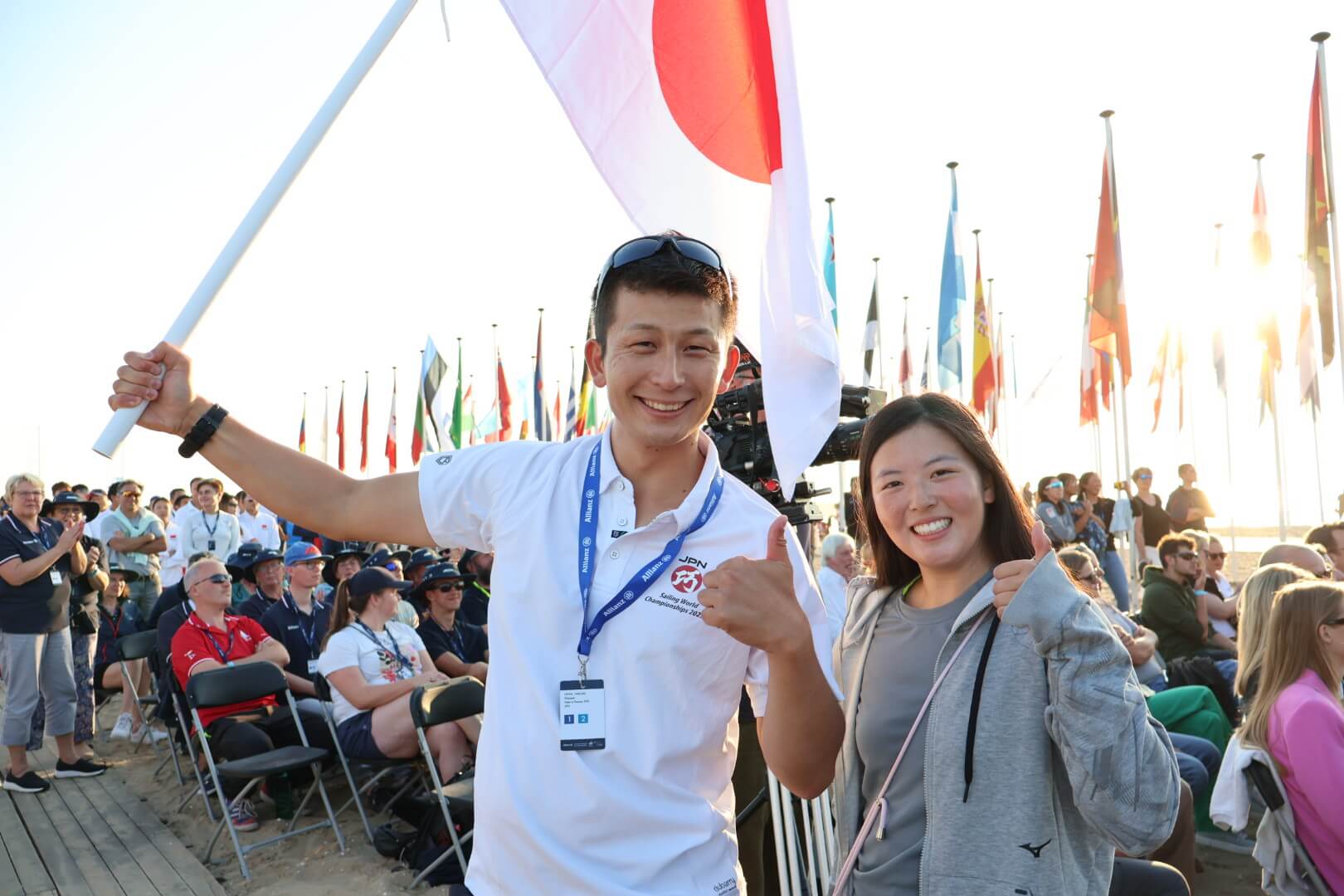 開会式で旗手を務めた丹羽巧選手(左)と市橋愛生選手 ©JSAF