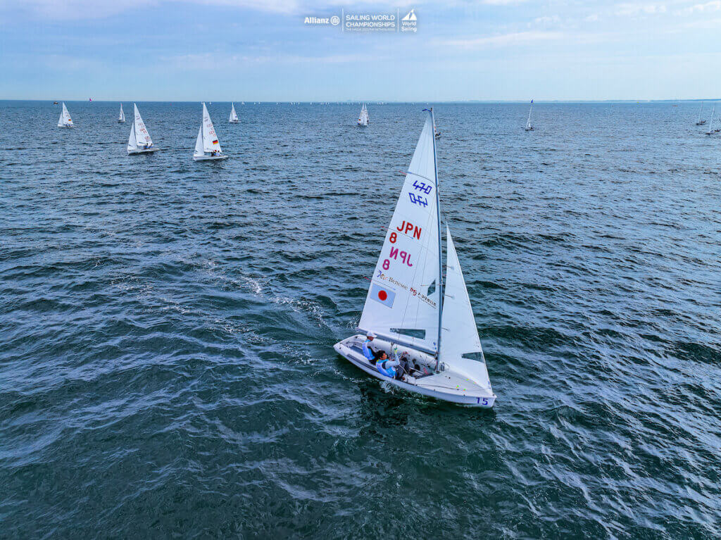 トップを走る岡田・吉岡組 （日本セーリング連盟提供©World Sailing / Sailing Energy）