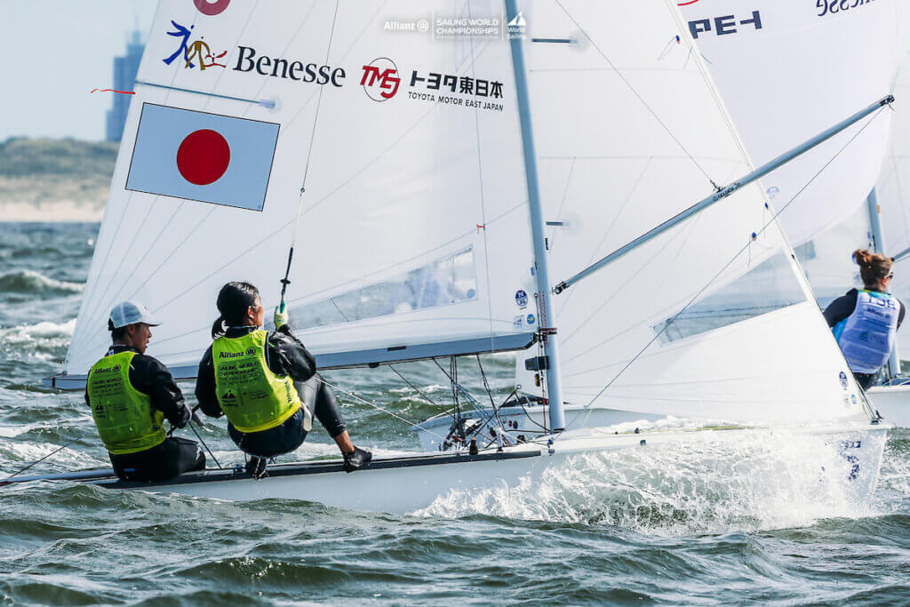 セーリング世界選手権でトップを走る岡田・吉岡組 （日本セーリング連盟提供©World Sailing / Sailing Energy）