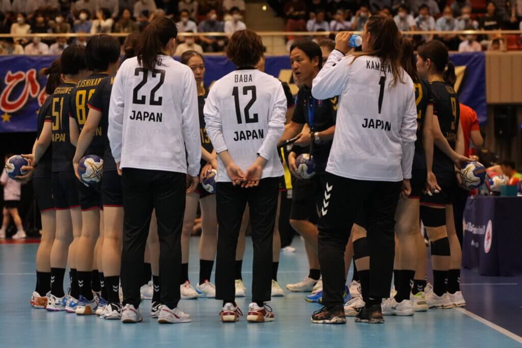 パリ五輪アジア予選で指揮をとる楠本監督＝2023年