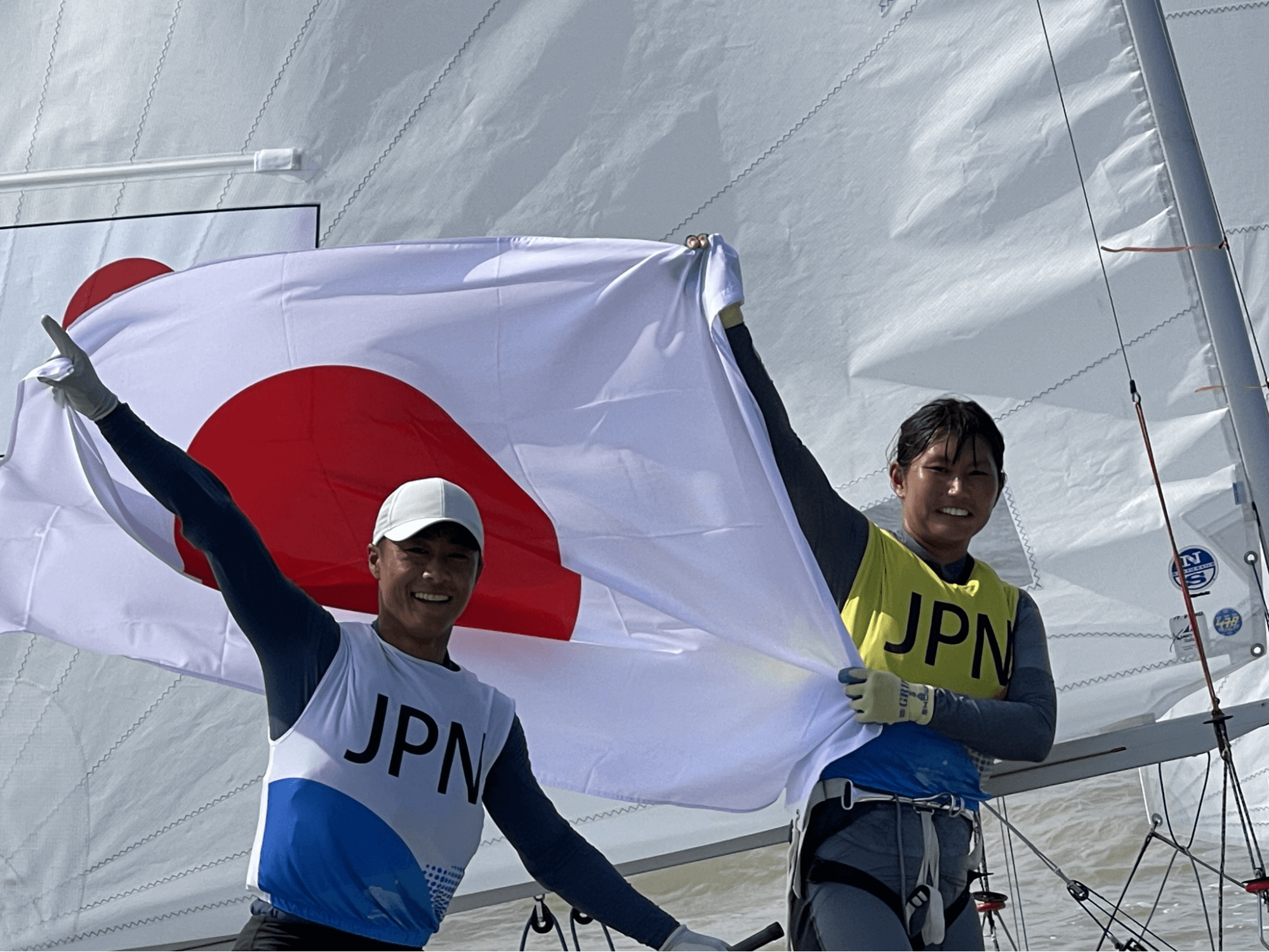 男女混合470級で優勝した岡田奎樹（左）／吉岡美帆組　（日本セーリング連盟提供）