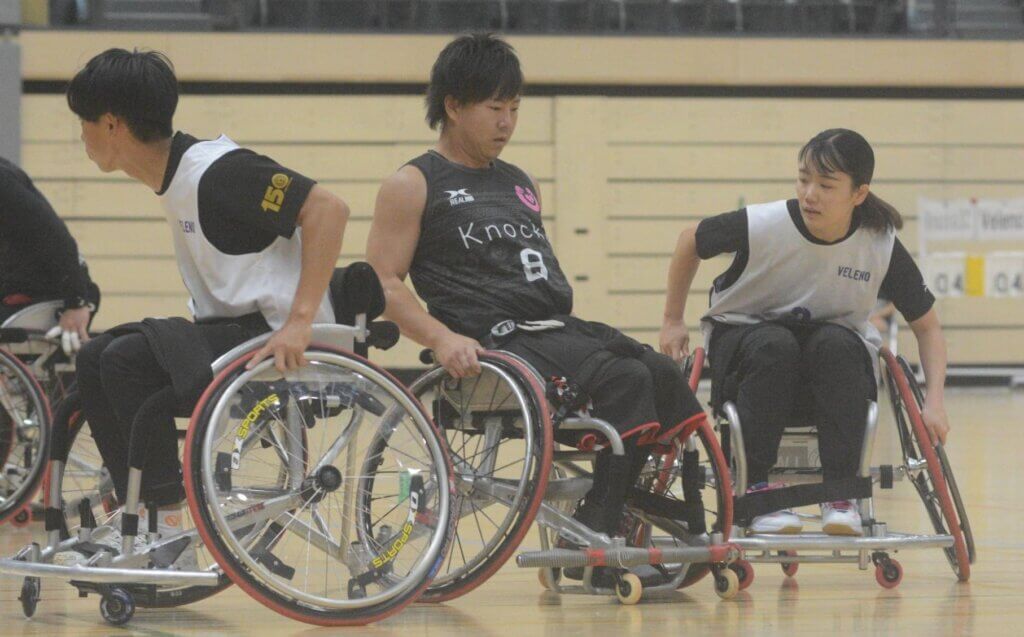 相手のDFを止めて、味方にスペースを作る藤田（右端）=第21回全日本車椅子ハンドボール競技大会