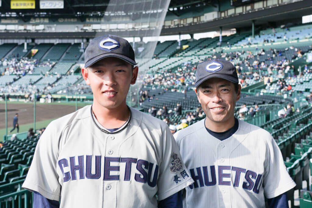 大阪ゼロロクブルズの佐藤雄飛投手（左）と本田仁哉・中越監督