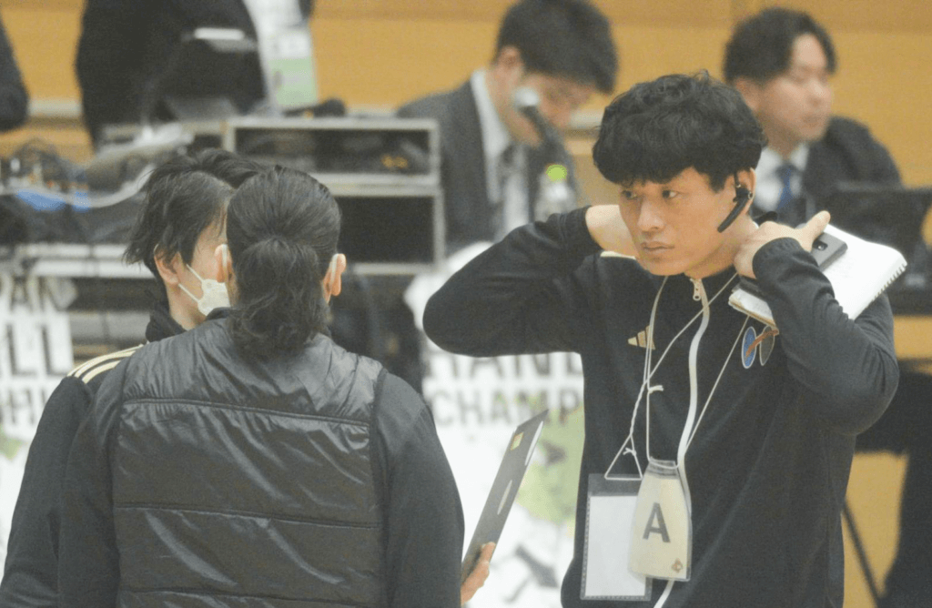 東俊介監督は就任1年目。30年間指揮を執った荷川取義浩監督のあとを受け継いだ