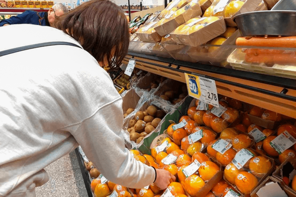 近所のスーパーで好物の柿を発見＝写真提供：石川真佑