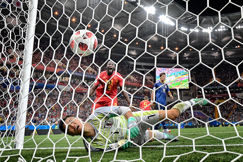 2018 FIFA W杯 決勝トーナメント1回戦 ベルギーが同点ゴール キャプション Belgium's Romelu Lukaku celebrates after Belgium's Marouane Fellaini (not pictured) scored the 2-2 goal during a round of 16 game between Belgian national soccer team the Red Devils and Japan in Rostov, Russia, Monday 02 July 2018. BELGA PHOTO BRUNO FAHY