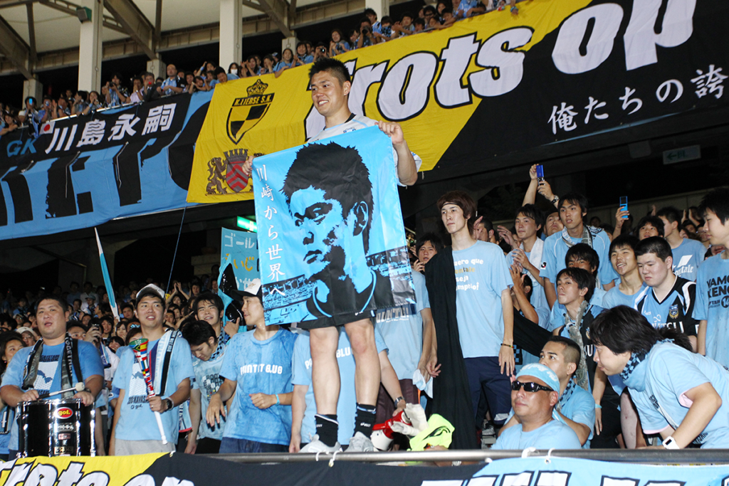 Jリーグ J1 川島永嗣、ファンへお別れのあいさつ
キャプション
川島永嗣/Eiji Kawashima (Frontale), JULY 14, 2010 - Football : Eiji Kawashima of Kawasaki Frontale poses with fans during a send-off ceremony after the 2010 J.League Division 1 match between Kawasaki Frontale 0-0 Omiya Ardija at Todoroki Stadium in Kanagawa, Japan. (Photo by Kenzaburo Matsuoka/AFLO)
最後はサポーターと記念撮影
クレジット表記
写真：松岡健三郎/アフロ
日付
2010年7月14日