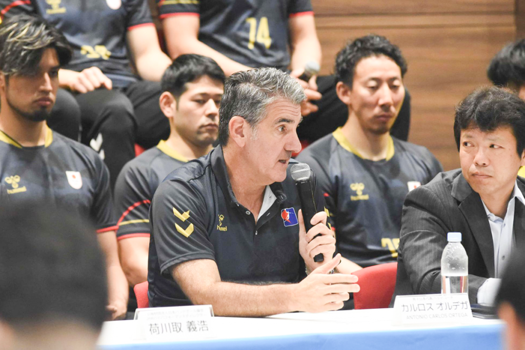 記者会見で話すオルテガ・ハンドボール男子日本代表監督