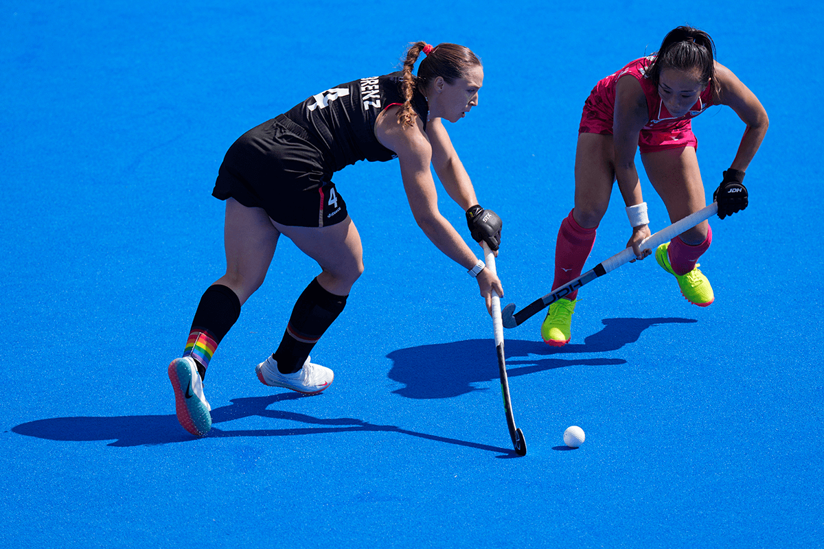 Germany's Nike Lorenz, left, is challenged by Japan's Shihori Oikawa during the women's Group A field hockey match between Germany and Japan at the Yves-du-Manoir Stadium during the 2024 Summer Olympics, Sunday, July 28, 2024, in Colombes, France. (AP Photo/Aijaz Rahi) クレジット表記 写真：AP/アフロ 日付 2024年7月28日 人物 及川栞 撮影国 フランス