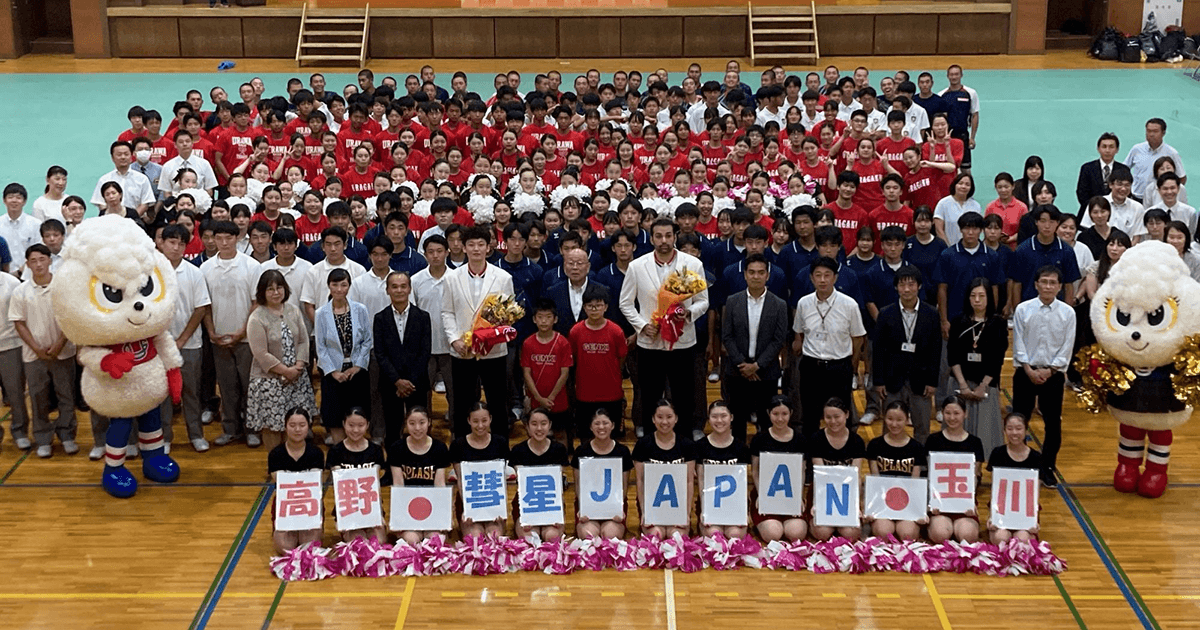 浦和学院高の壮行会で激励を受けたハンドボール男子日本代表の玉川裕康と髙野颯太