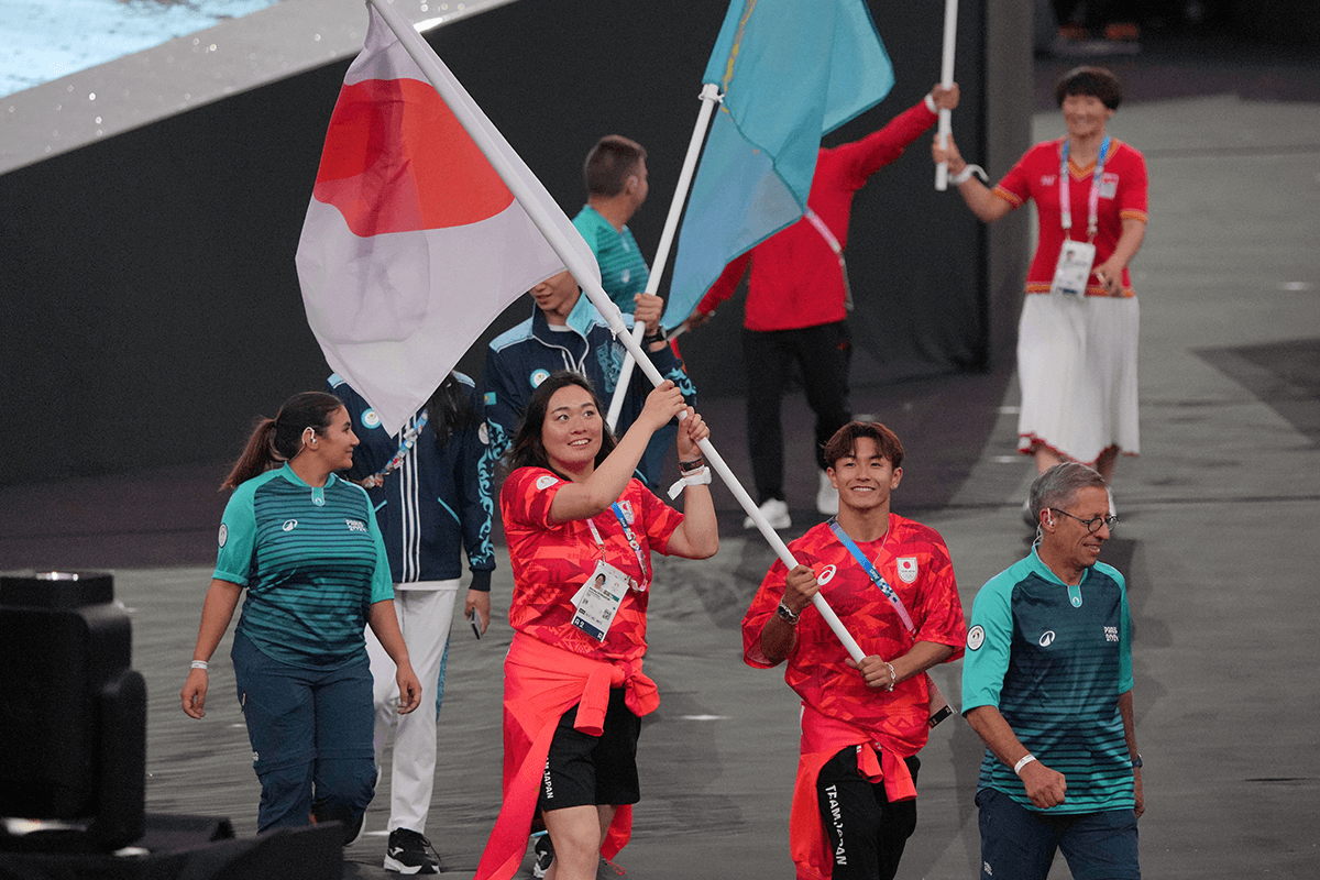 スタッド・ド・フランスで開かれた2024年パリ五輪閉会式で、旗手を務める女子やり投げの北口榛花と男子ブレイキンの半井重幸＝2024年8月11日、写真：USA TODAY Sports/ロイター/アフロ