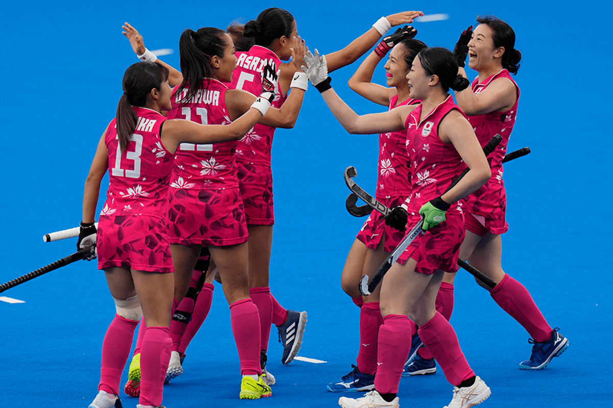 2024年 パリ五輪 ホッケー 女子 予選ラウンド キャプション Japan's Mai Toriyama, third right, celebrates with teammates after scoring her side's first goal during the women's Group A field hockey match between France and Japan at the Yves-du-Manoir Stadium during the 2024 Summer Olympics, Thursday, Aug. 1, 2024, in Colombes, France. (AP Photo/Aijaz Rahi) クレジット表記 写真：AP/アフロ 日付 2024年8月1日