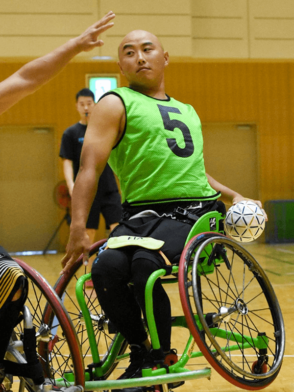 小貫（写真左）の左肩は最高の飛び道具。