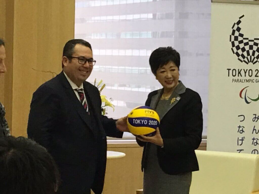 小池百合子東京都知事に「有明アリーナ」建設を直談判したアゼベド氏。FIVB会長就任時も、8年前のこの時と同じレジメンタルのネクタイを締めていた＝2016年11月、東京都庁で、原田写す