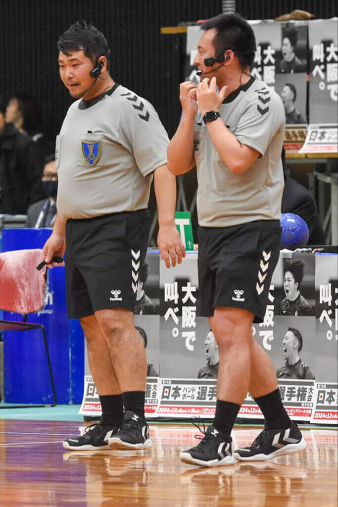 決勝戦の審判は田渕元雄（写真左）と本田昭太