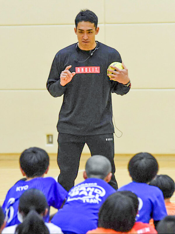 子供たちは最後まで集中力を保って、銘苅監督の話を聞いていた