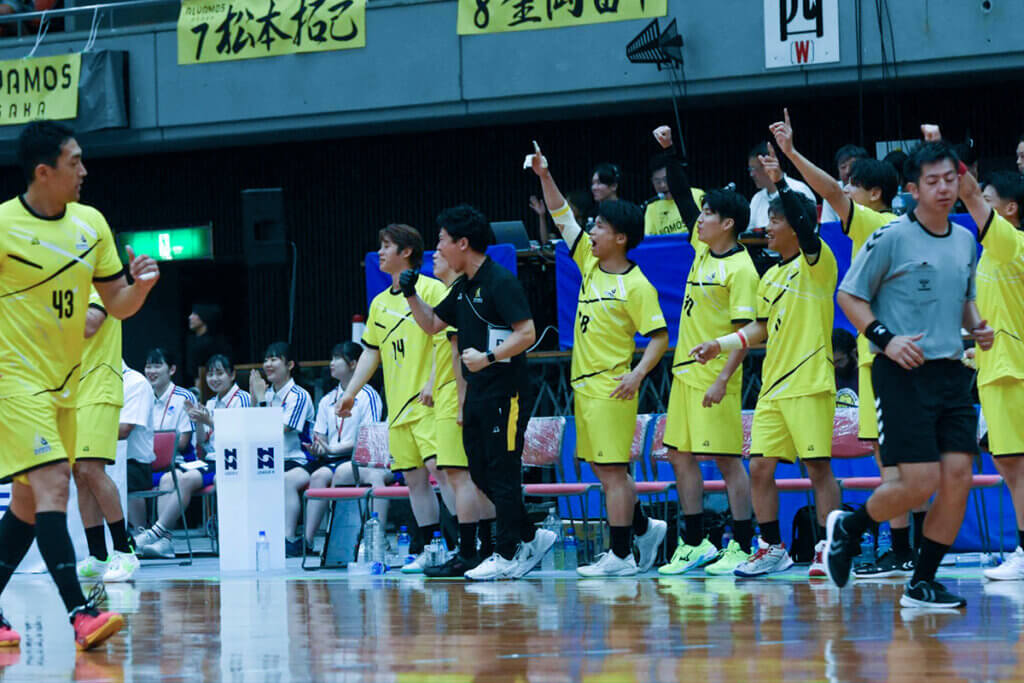 盛り上がるアルバモス大阪のベンチ。一番吠えているのが中山広基トレーナー