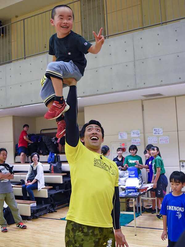 銘苅監督に持ち上げられていた3歳児（写真左）