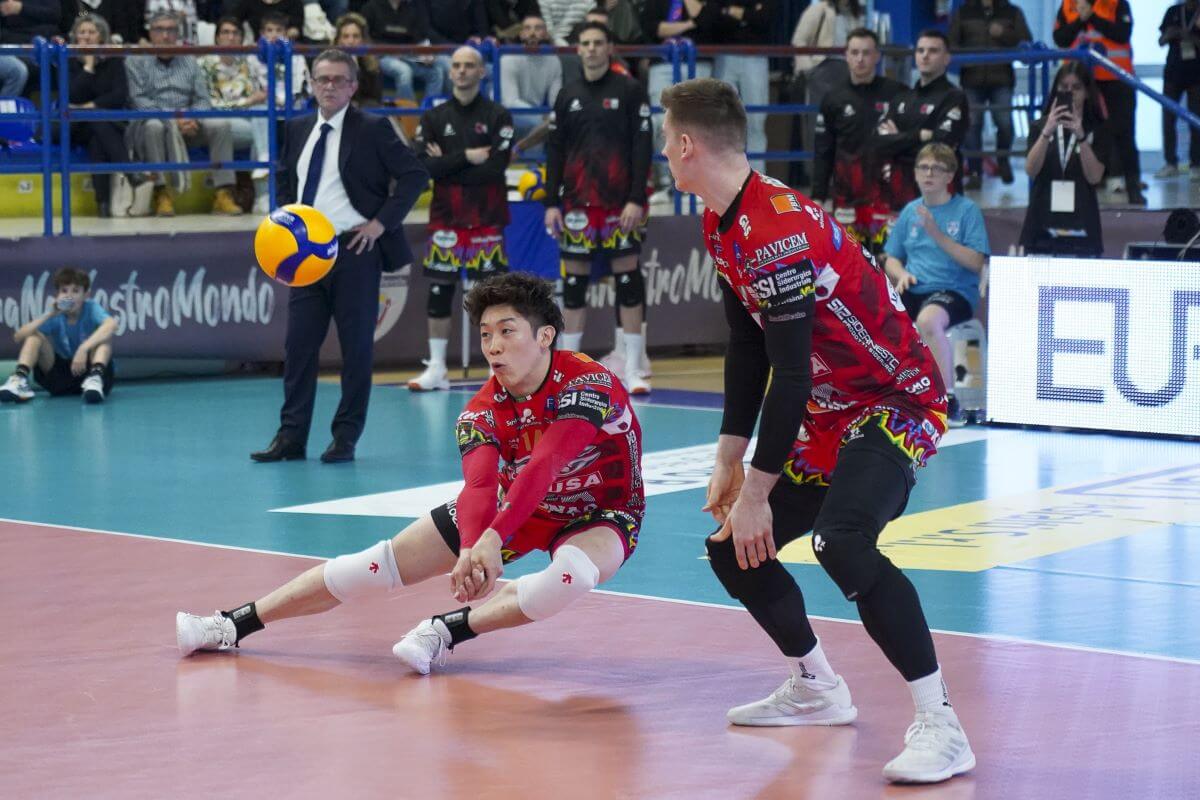 相手サーブに食らいつく石川=2025年2月9日、写真：Lega Pallavolo