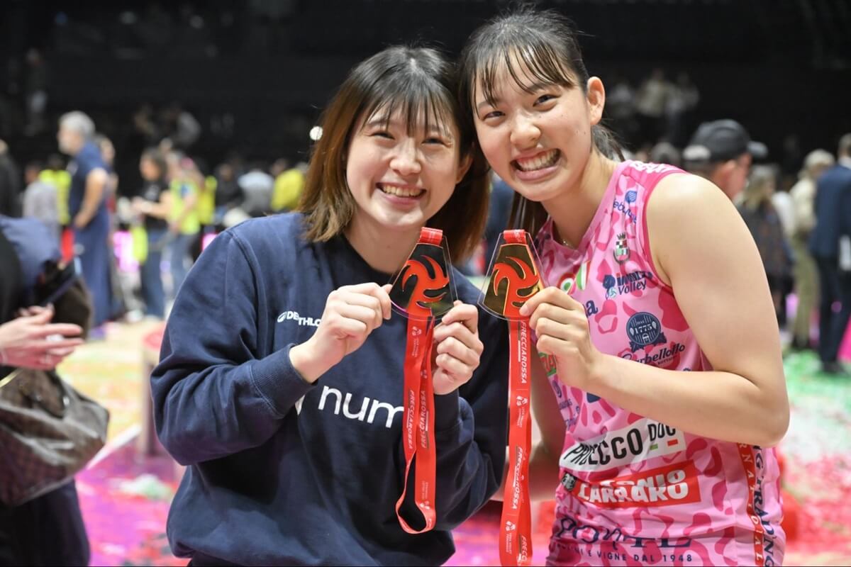 優勝したコネリアーノの関菜々巳（右）と準優勝ミラノの福留慧美（左）は初出場でメダルを手にした＝2025年2月9日、写真提供：Maurizio Lollini@3mmedia.it