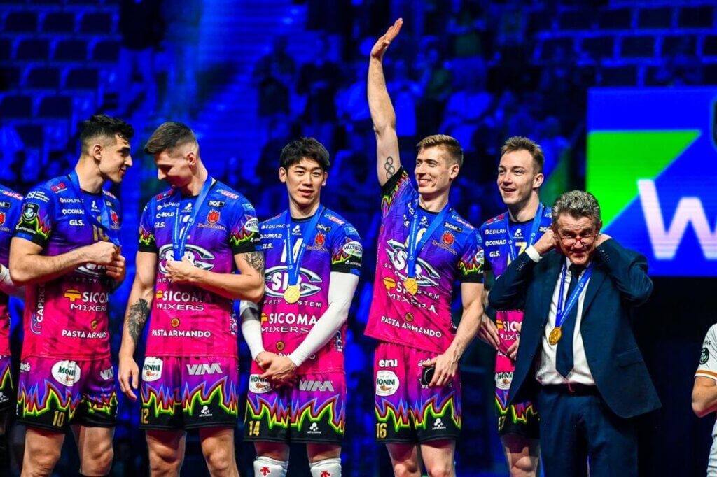 欧州CL初優勝を決めたペルージャの選手たちとロレンツェッティ監督(右)=2025年5月18日、提供:CEV
