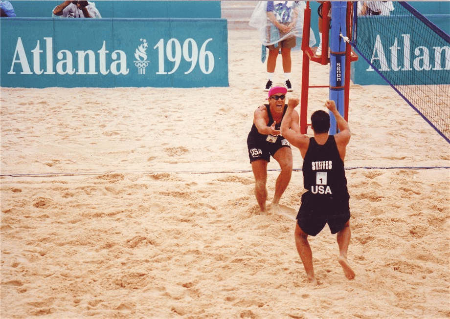アトランタ五輪金メダル。得点に喜ぶ米国のカーチ・キライ(左)とケント・ステフス組=FIVB Photo Galleryより