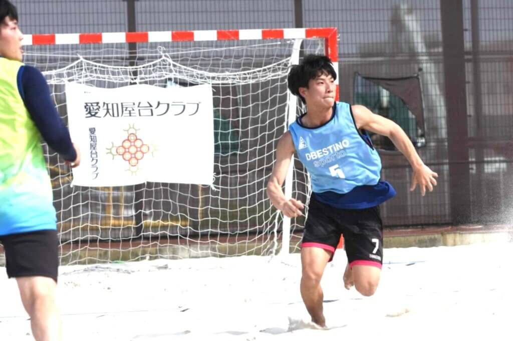 シュートアウトで、パスカットに飛び出す山本竜也(アクアサンズ)