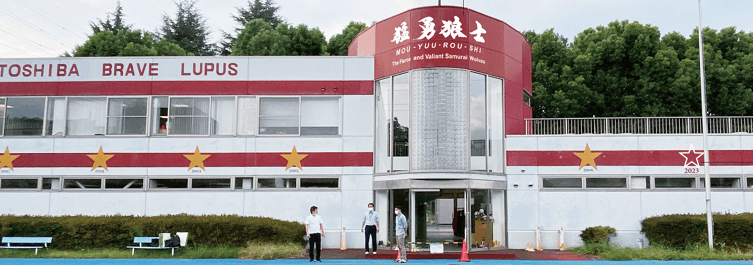 東芝ブレイブルーパス東京のクラブハウス。優勝するたびに金星が設置される=松尾卓哉氏提供