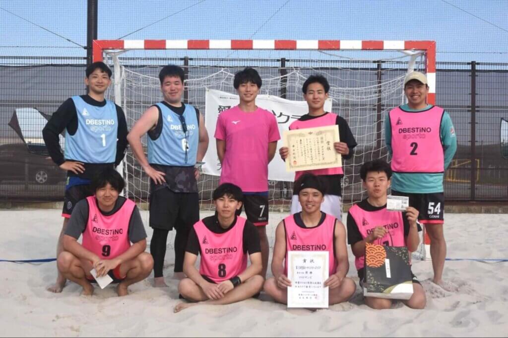 男子優勝のアクアサンズ。若くて動けて、ビーチハンドを理解している選手が揃った