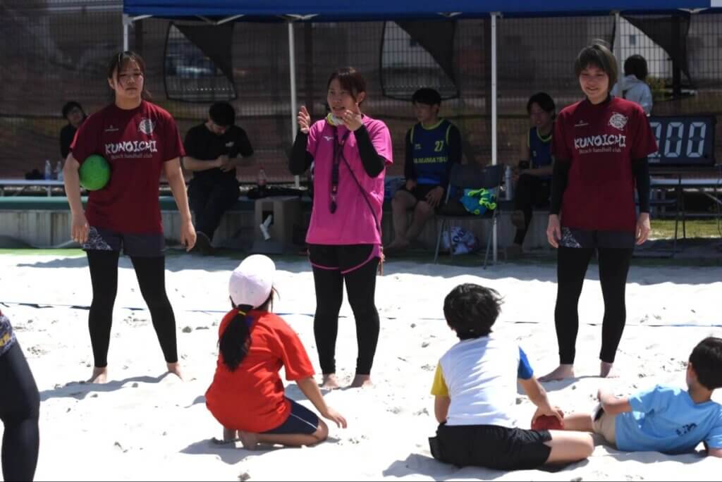 子供たちに教えるKUNOICHIの選手たち