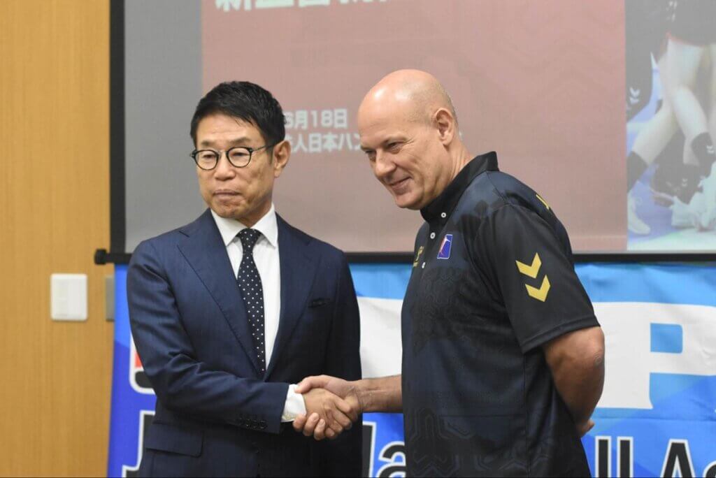 日本ハンドボール協会の金丸恭文会長と握手
