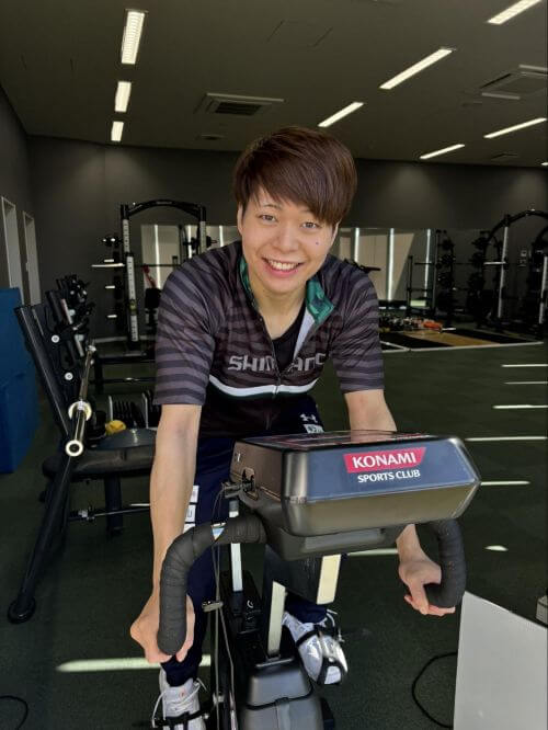 ジムのフィットネスバイクでトレーニングする菊池=本人提供