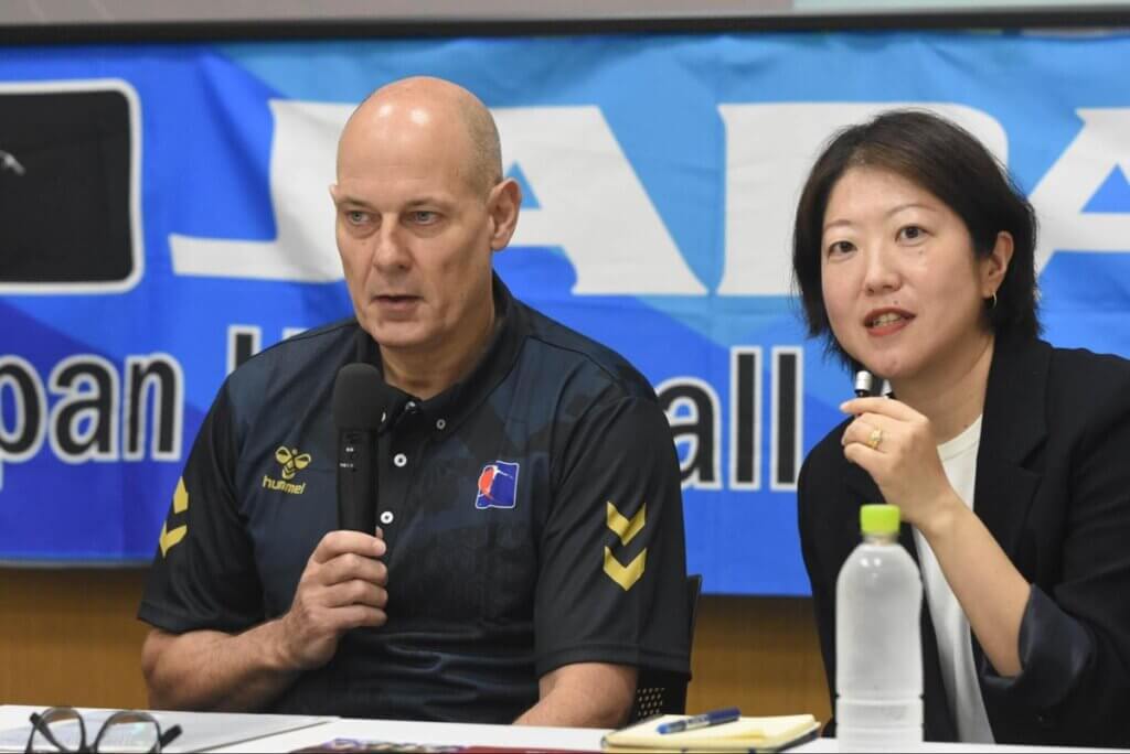 就任会見でのモーテン・ソウバク日本女子代表監督