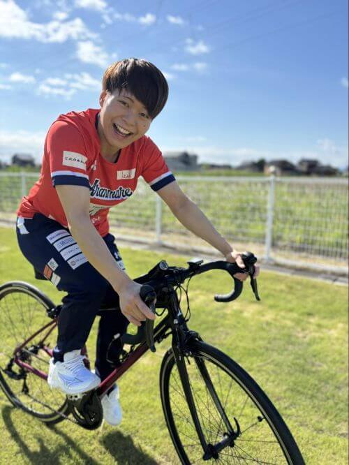 愛用しているロードバイクと=本人提供