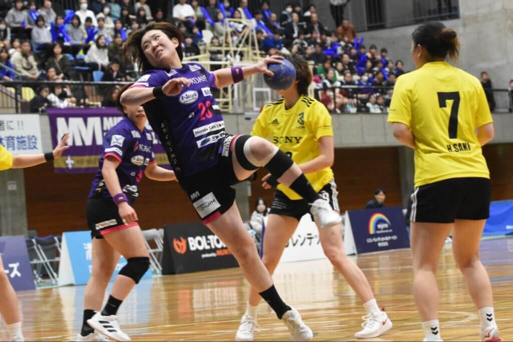 森本方乃香はバックプレーヤー3ポジションで力強いカットインを繰り出し、相手のDFを機能不全に陥れる