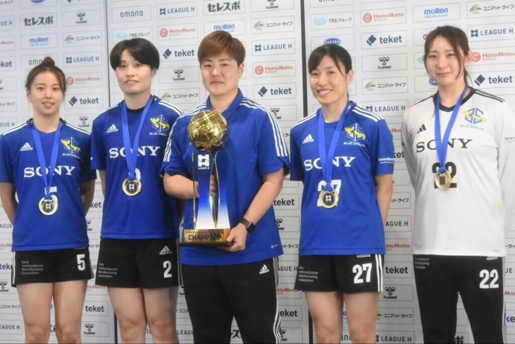 左から金城ありさ、伊地知愛妃、宋海林ヘッドコーチ、河嶋英里、宝田希緒