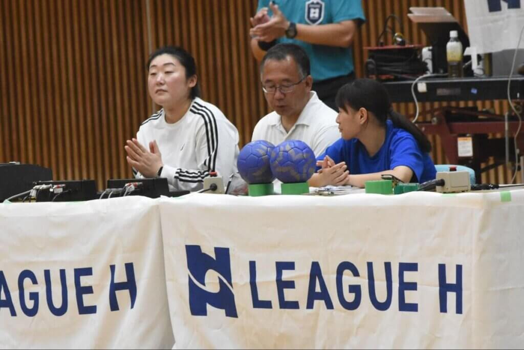 ラヴィッツの中心選手だった川﨑美穂(写真左)。引退後は大阪青山大学ハンドボール部の監督になり、ホーム戦ではオフィシャル席に入ることも