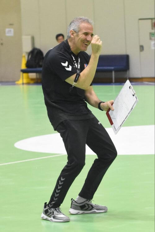 明るくユーモアを交えてコミュニケーションを取るジローナ監督