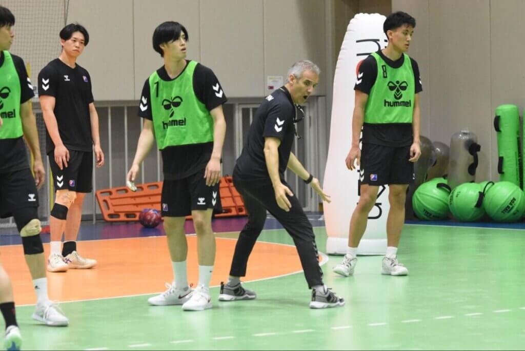 DFがピヴォットの前に覆いかぶさってきたら、ピヴォットは裏からターンする。これも駆け引き