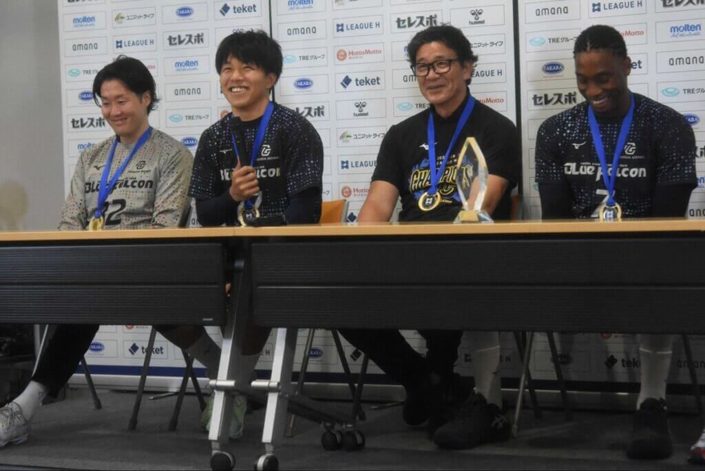 優勝記者会見より。左から中村、古屋悠生、田中監督、バラスケス