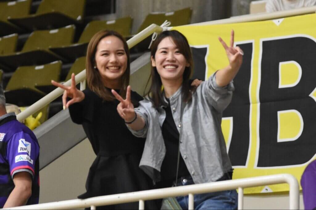 2024年限りで引退した林美里(写真左)と中田夏海が、後輩たちの応援に駆けつけた