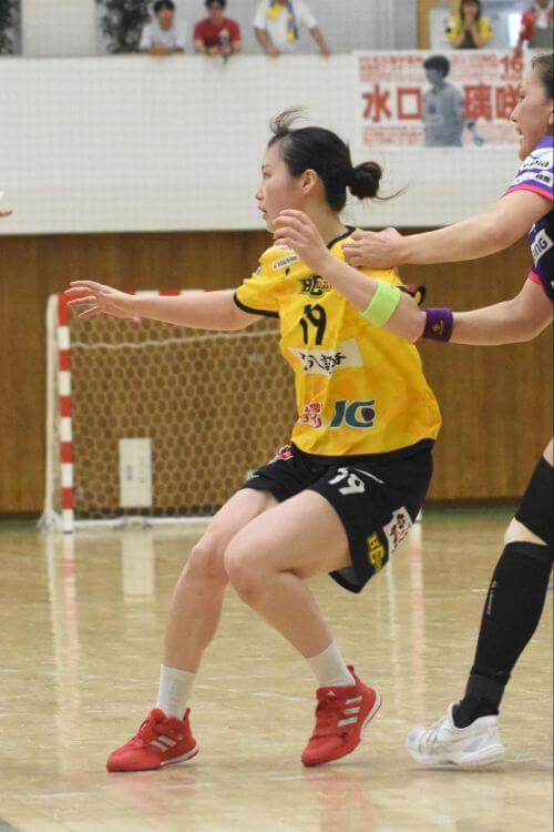 妹の佐藤那有はHC名古屋のピヴォット。気の利いた動きで、セットOFをスムーズにする=2025年7月