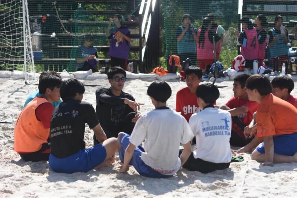 練習試合の作戦会議に加わる柴田。いろんな人と話し合うことも、今回の講習会の狙いのひとつだ