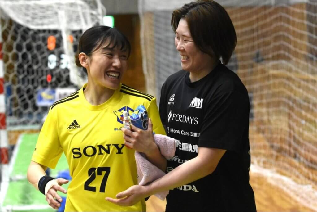 かつてチームメイトだった森本方乃香（三重バイオレットアイリス）と戯れる＝2025年4月