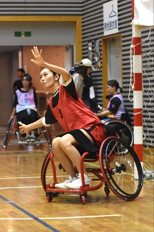 ビーチハンドボールのアンバサダー・ヤハラリカさんは、車いすハンドボールでもいいGK。ビギナーズカップMVPに選ばれた、Knockü千葉おにぎりの石塚秀冴君