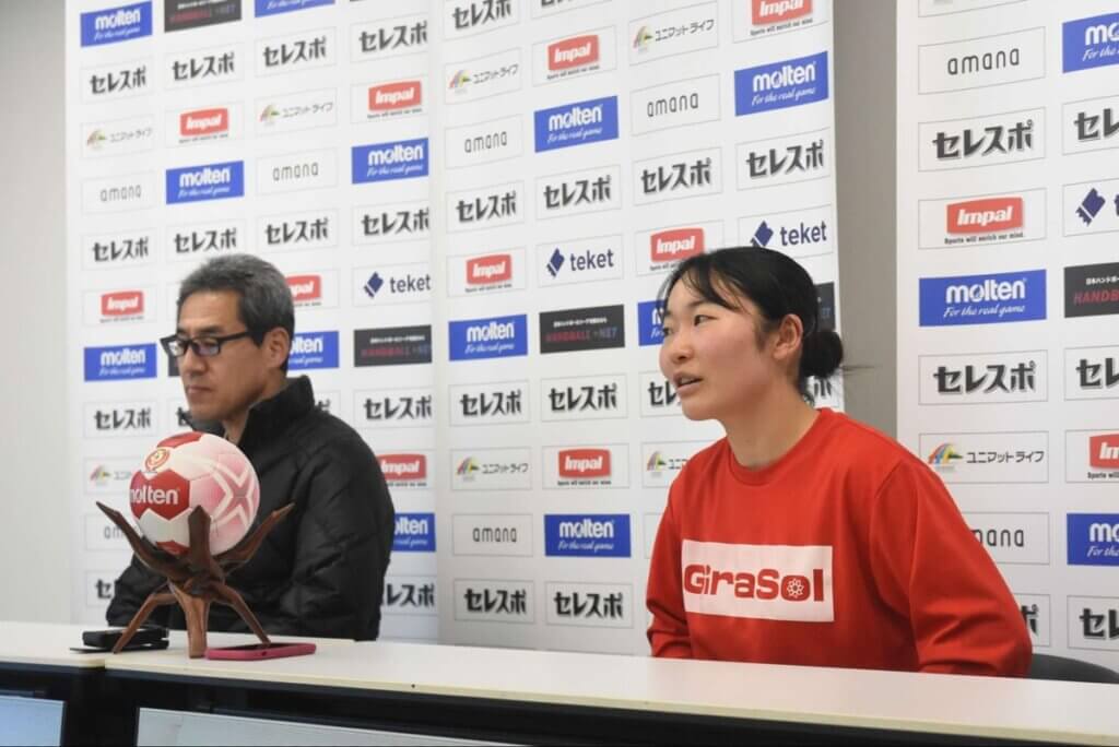 亀井好弘監督(写真左)との息の合った掛け合いは、フリートークでも絶品だった=2024年2月