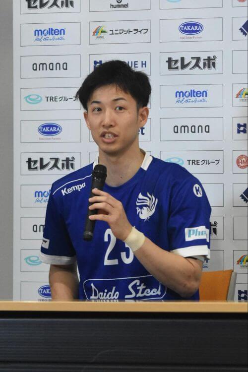 試合後の記者会見での佐藤。チームとハンドボールへの熱い思いを口にしていた=2025年6月