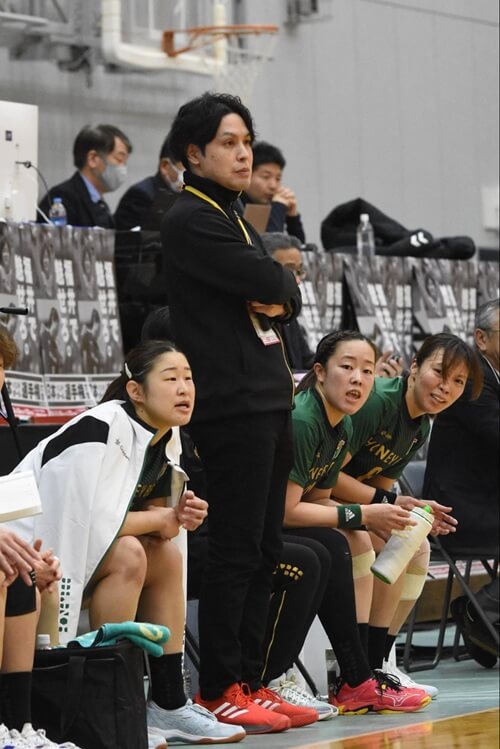 河合辰弥ヘッドコーチ(写真中央)と松本=2024年12月