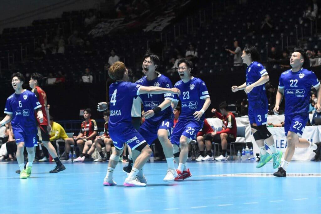 プレーオフ準々決勝、レッドトルネード佐賀に勝ち、喜びを爆発させる(23番が佐藤)=2025年6月