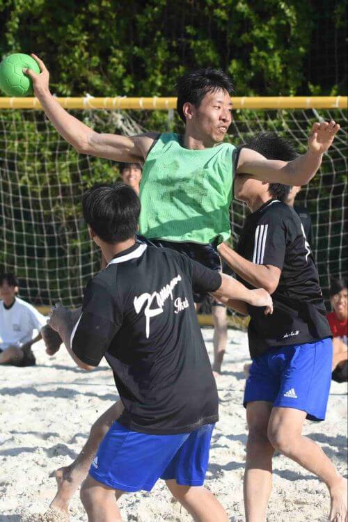 豊田合成ではレフトウイング、ピヴォットでプレーした大橋。泥臭いプレースタイルはビーチでも健在